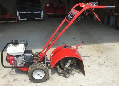 Motoculteur de marque Troy-Bilt avec un moteur Honda GX160 en excellente condition étant donné qu'il...