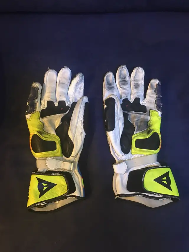 Dainese VR46 motorcycle gloves  in Motorcycle Parts & Accessories in City of Toronto - Image 3