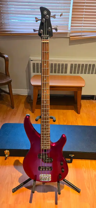 [Bundle] Yamaha TRBX174 bass + case + Focusrite Solo 3rd + etc., View more