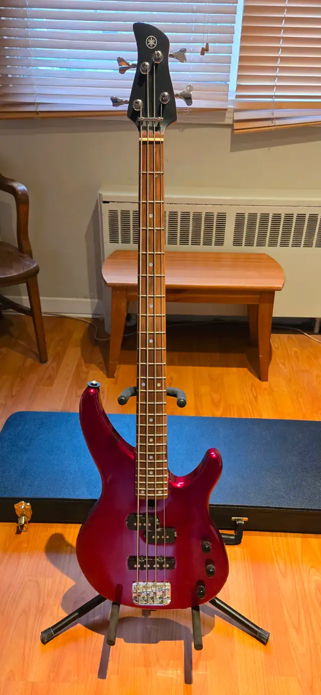 [Bundle] Yamaha TRBX174 bass + case + Focusrite Solo 3rd + etc. in Guitars in City of Montréal - Image 2