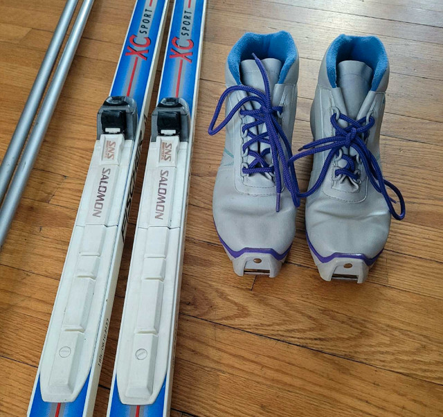Cross Country Ski set - Womens 5.5 - 8 / Youth 4.5 - 7 in Ski in Winnipeg - Image 4