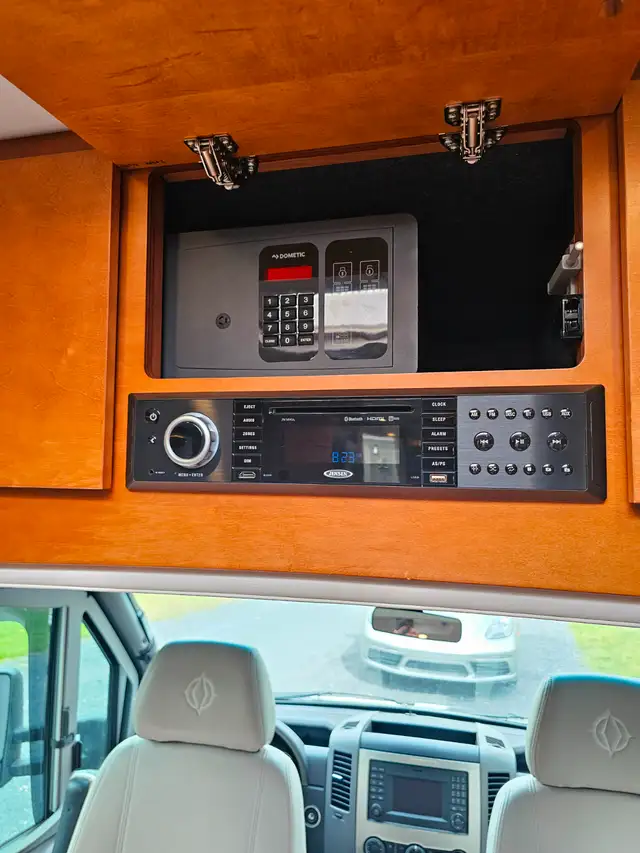VR  (Motorisé) classe B+ 2019 31 000 Km - Leisure Travel Unity in RVs & Motorhomes in Sherbrooke - Image 9
