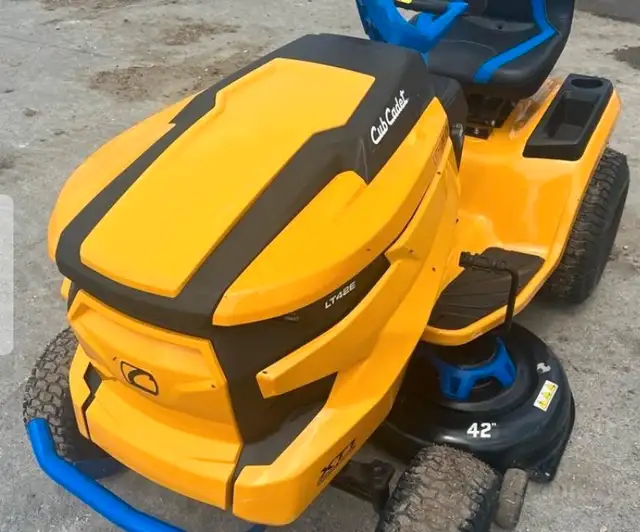 Cub Cadet riding lawnmower62863737543171122