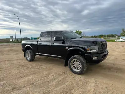 2015 Dodge 2500 Laramie 108xxx km Interior is perfect conditions, body had odd rock chip other then...