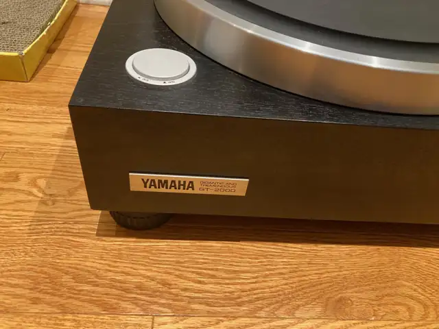 Yamaha GT-2000 top model turntable in excellent condition in Stereo Systems & Home Theatre in Mississauga / Peel Region - Image 4