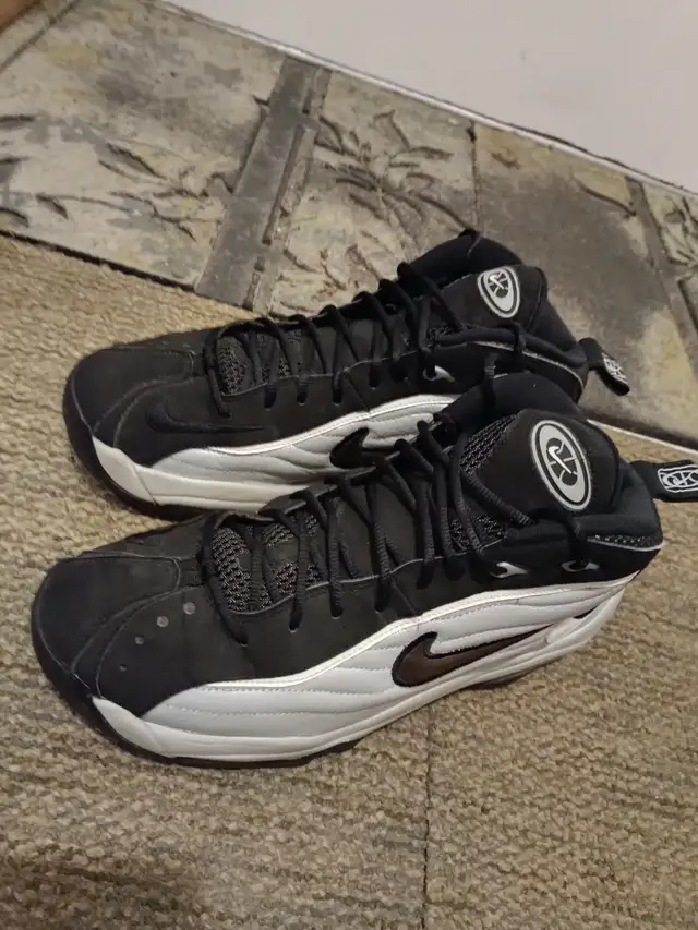 Nike Air Total Max Uptempo Metallic Silver Size 9 in Men's Shoes in City of Toronto - Image 3