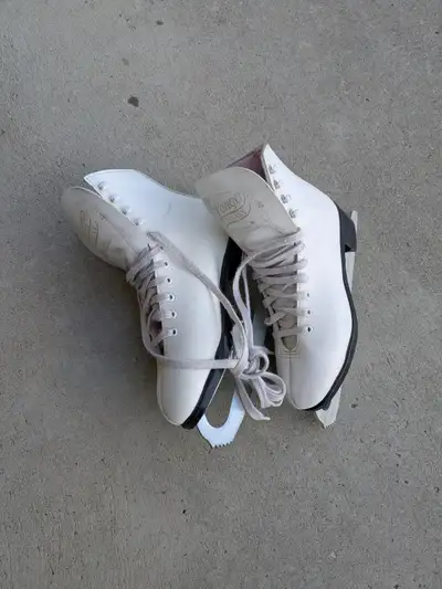 Size 4 Figure Skates, View more