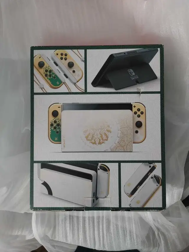The Legend of Zelda Nintendo Switch OLED Special Edition in Nintendo Switch in Laval / North Shore - Image 2