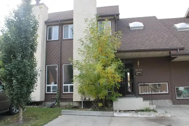 3 Bedrooms and 2 Full Washrooms Town House in Millwoods Area Image# 1