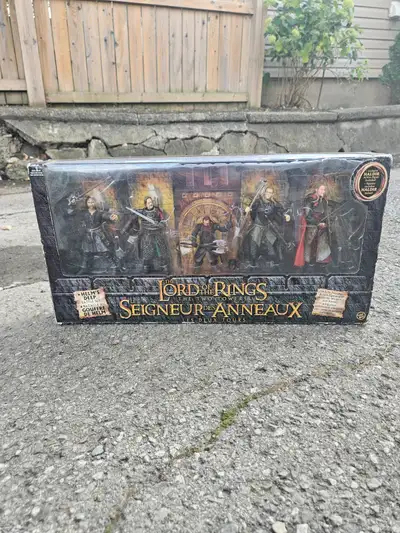 A collection of 5 action figures produced by Toy Biz in 2003 80$ Currently,still available. Text 289...