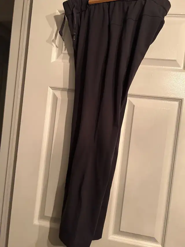 Lululemon Pants in Women's - Bottoms in Barrie - Image 2