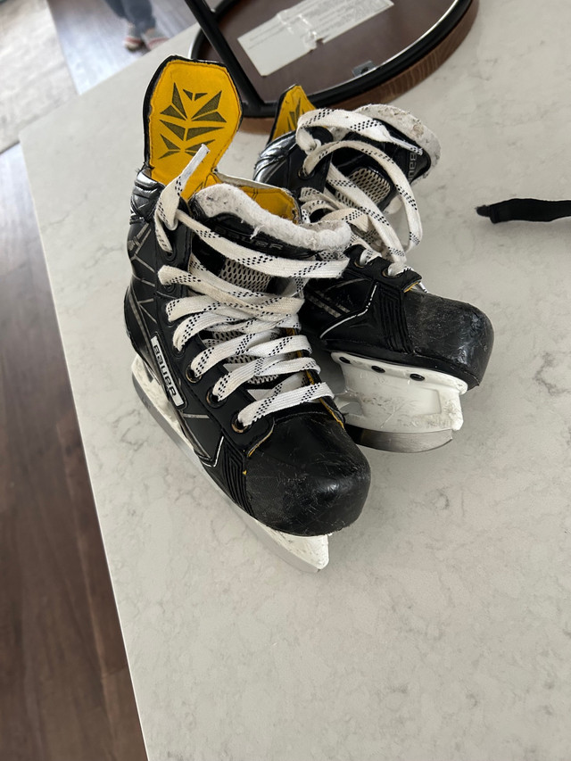 Bauer supreme 1s hockey skates size 13 youth  in Hockey in Guelph - Image 3
