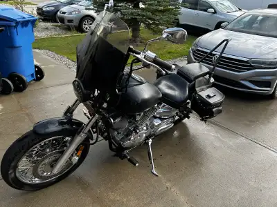 NO SCAMMERS, YOURE USELESS PEOPLE!! 1999 Yamaha vstar 1100 custom. First things first, there are 2 s...