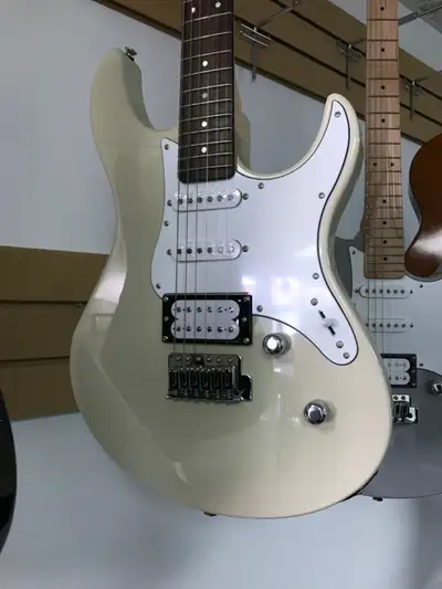 GUITARE ÉLECTRIQUE PACIFICA, View more