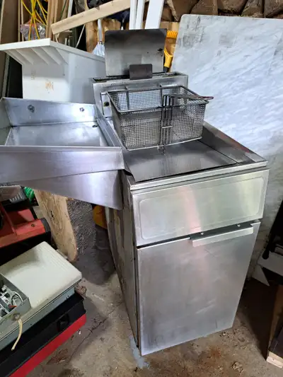 Friteuse au propane Frymaster GF14SD Vient avec un panier et l'écoutoir Achetée seconde main, jamais...