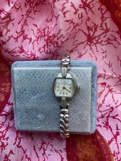 Montre femme vintage, délicate, dos stainless. Qualité , View more