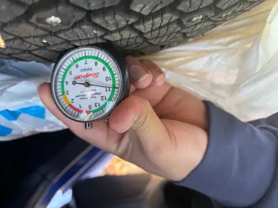 4 pneus d’hiver de marque continental 205/65R15 à vendre 750$ les 4 pneus pas de jantes je peux me d...