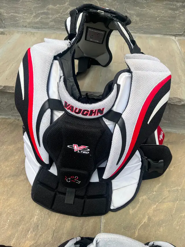 Ice hockey goalie equipment in Hockey in Oakville / Halton Region - Image 8