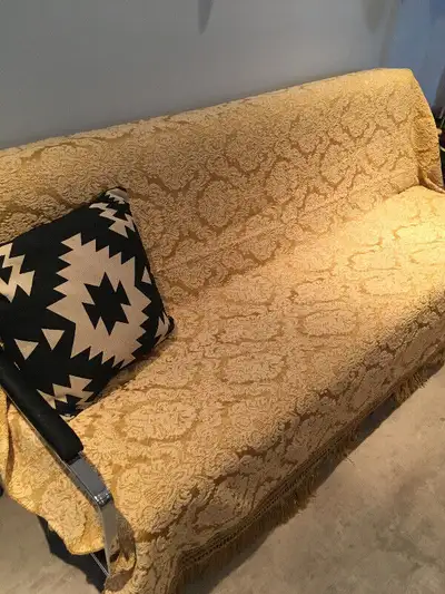 Dimensions: 95" X 77". Superbe grand Couvre-Lit / Couverture, tissus Vintage / Rétro. Section du hau...