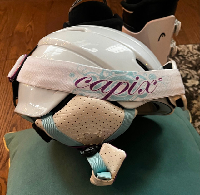 Youth ski helmet with goggles in Ski in Ottawa