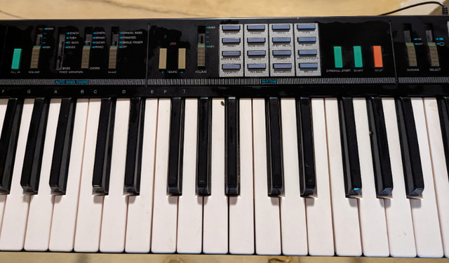 Vintage Yamaha PSR-12 49 Keys Keyboard in Pianos & Keyboards in Oshawa / Durham Region - Image 4