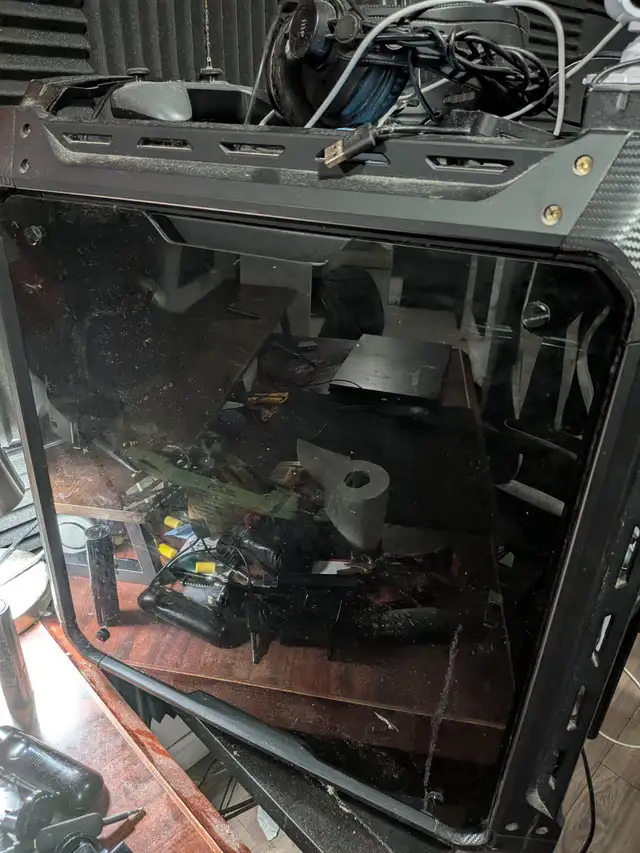 Gaming computer and monitor585553081439375362