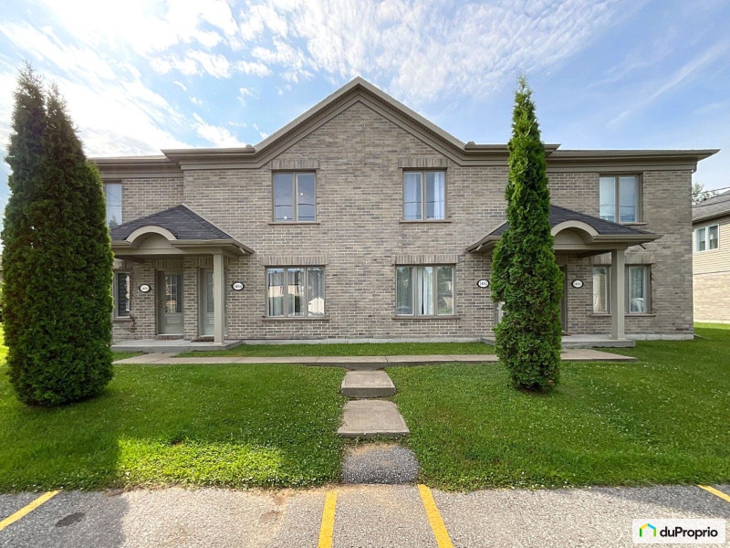 Maison de ville en rangée sur 2 étages avec cour sur un boisé