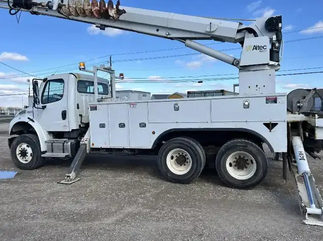 2015 Freightliner Altec D3060 Digger Derrick Unit in Other in Prince George - Image 2