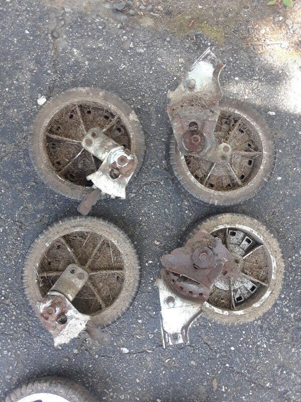 lawn mower wheel dans Tondeuses et souffleuses  à Bathurst - Image 3
