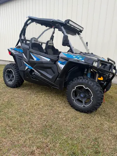 2016 RZR 900 XC - PIDD Gauge - Bluetooth sound bar - Cargo box - Lower Doors - Rock Sliders - LED li...