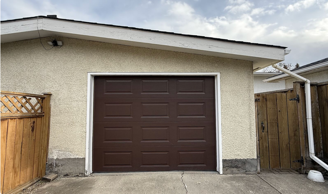 OVERSIZED SINGLE CAR GARAGE FOR RENT in Brentwood