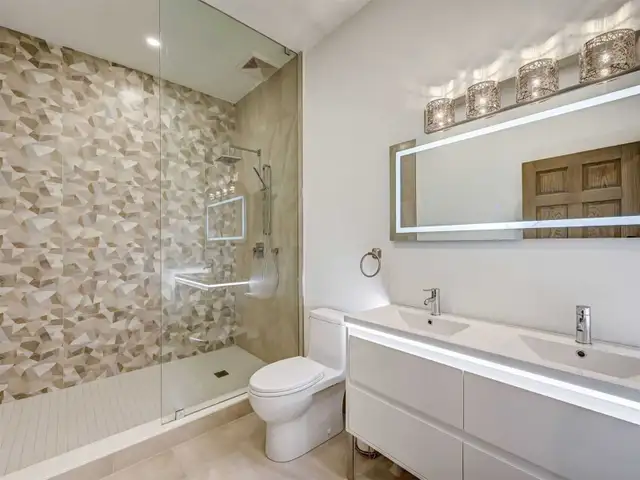 2 Bedroom-Main Floor-Parking-Centrally Located