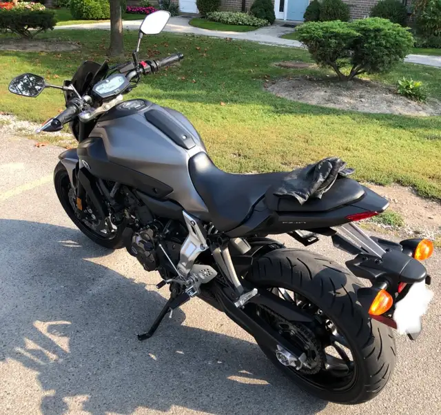 2015 Yamaha FZ07 Grey in Street, Cruisers & Choppers in Kitchener / Waterloo - Image 3