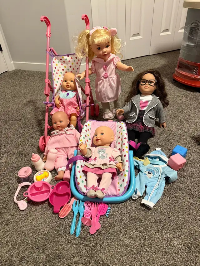 Dollhouse and Assorted Doll Playset in Multi-item in Edmonton - Image 5