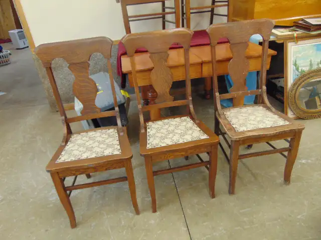 5 ANTIQUE 1/4 CUT OAK CHAIRS IN A T BACK STYLE in Chairs & Recliners in Kingston - Image 3