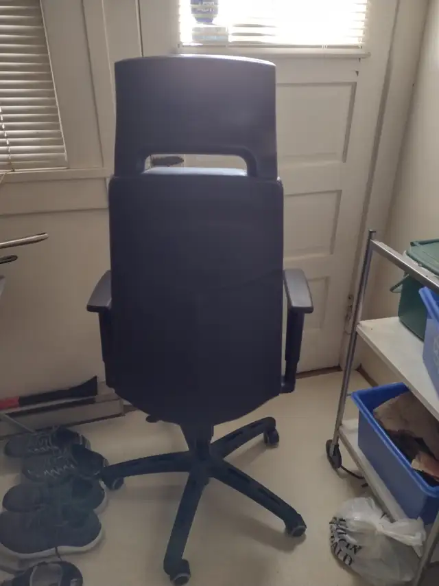 IKEA VOLMAR FULL GRAIN LEATHER CHAIR in Chairs & Recliners in Downtown-West End - Image 4