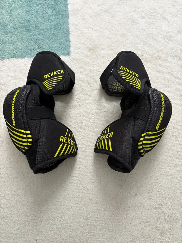 Like NEW***Sherwood Rekker junior hockey elbow pads size large in Hockey in Oakville / Halton Region - Image 2