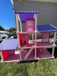 Dollhouse with furniture