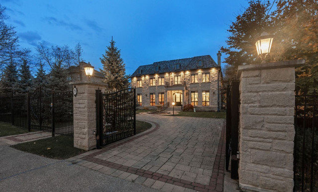 Over 0.5 Acres Manicured & Lush Lot. 9Bed 6 Bath! in Houses for Sale in Markham / York Region