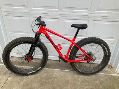 The Trek Farley 7 is an Aluminium / Alloy Fat Bike. Fame size 19.5". It has Manitou suspension and a...