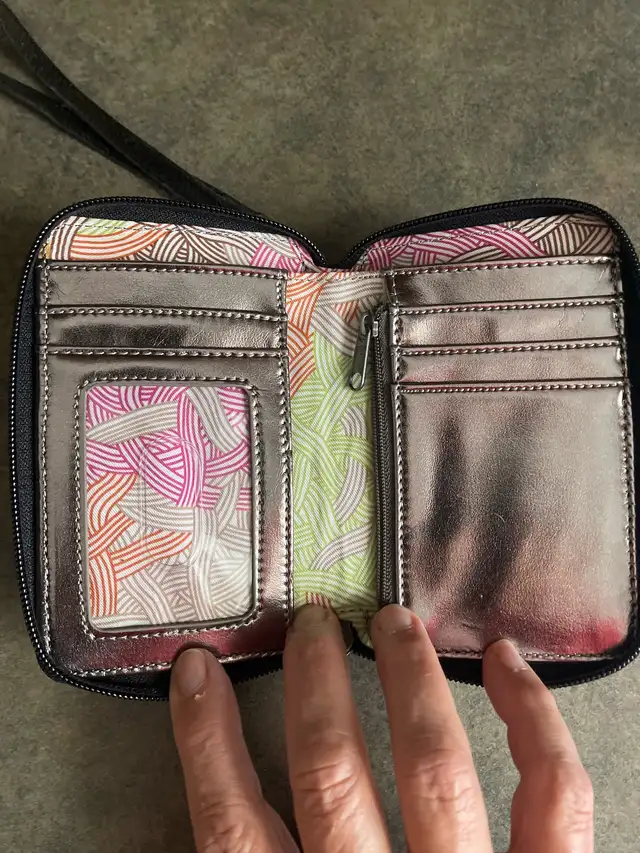 The Sak Wallet case like new in Women's - Bags & Wallets in Windsor Region - Image 3