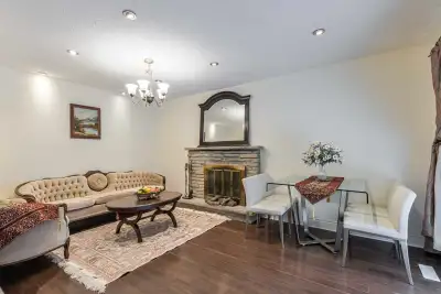 Room in a sharing house for females