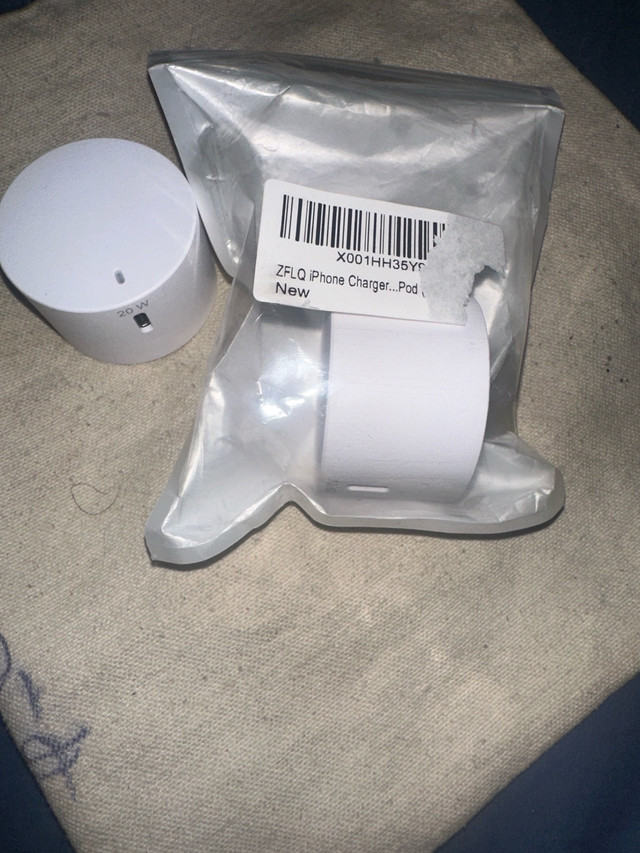 Brand new iPhone 15 charger adapter no wire in General Electronics in Cambridge - Image 3
