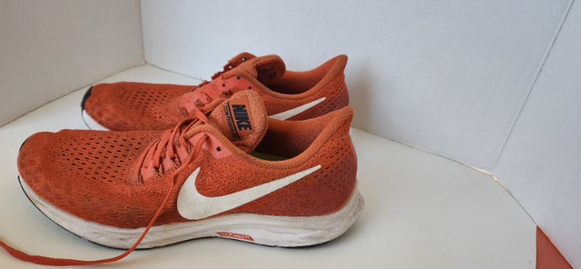 Nike Zoom Pegasus 35 Mens Running Shoes. Size 9 (US) $30 in Men's Shoes in Kingston - Image 2