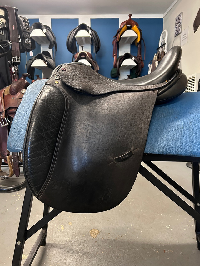 17” Lovatt and Ricketts Dressage Saddle  in Equestrian & Livestock Accessories in Comox / Courtenay / Cumberland