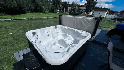 Spa 5 places fonctionnel et en bonne condition. Pas de livraison