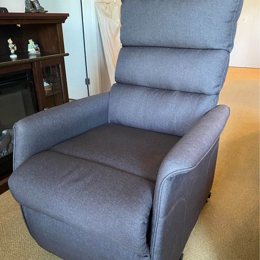Power Recliner for Elderly Chairs & Recliners Cornwall Kijiji