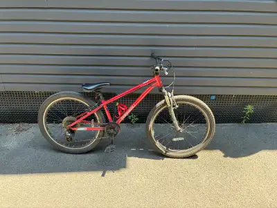 Vélo trust Louis Garneau 24 pouces En bonne état, quelques marques d’usure.