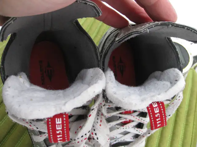 Youth EASTON Stealth S17 Ice Hockey Skates Size 11.5 EE VGC in Hockey in Winnipeg - Image 6