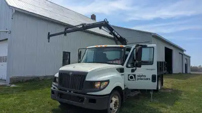 ONLY REQUIRES A G LISENCE!!! Are you looking to ball on a budget? Do you want a big truck with a cra...